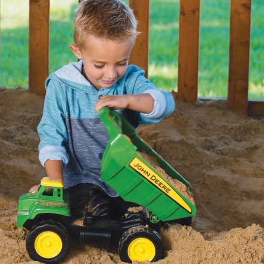 Veliki John Deere kiper za male graditelje