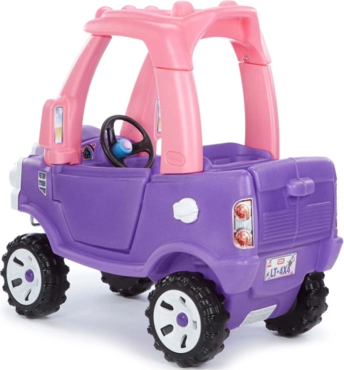 Steering wheel and open, spacious cabin