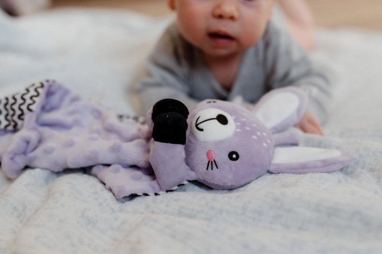 Integrirana zvečka za nježnu stimulaciju sluha