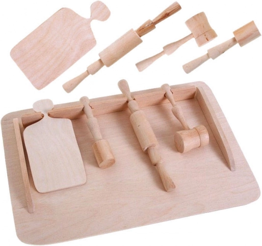 Drvena podloga za tijesto s kuhinjskim pomagalima za djecu