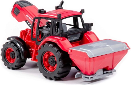 Traktor Belarus s prikolicom za gnojenje