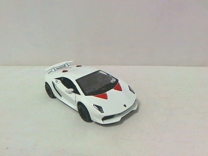 Model auta Lamborghini Sesto – metalni model 1:38 s vratima koja se otvaraju i pull-back pogonom