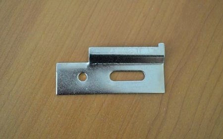 Vješalica za rektifikacijsku šipku za ovješavanje kuhinjske linije