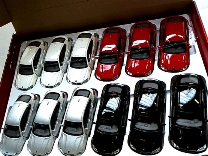 Metalni autić BMW X6 1:38 s pull-back pogonom i vratima koja se otvaraju