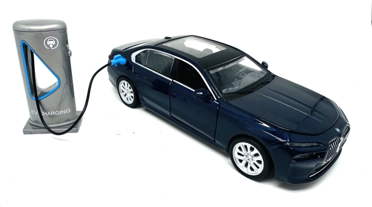 MSZ BMW i7 model auta 1/32 sa svjetlom i zvukom - 1 komad