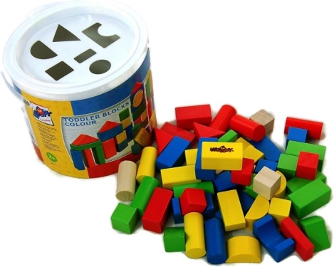 Drvene kocke za malu djecu u kanti s razvrstavačem