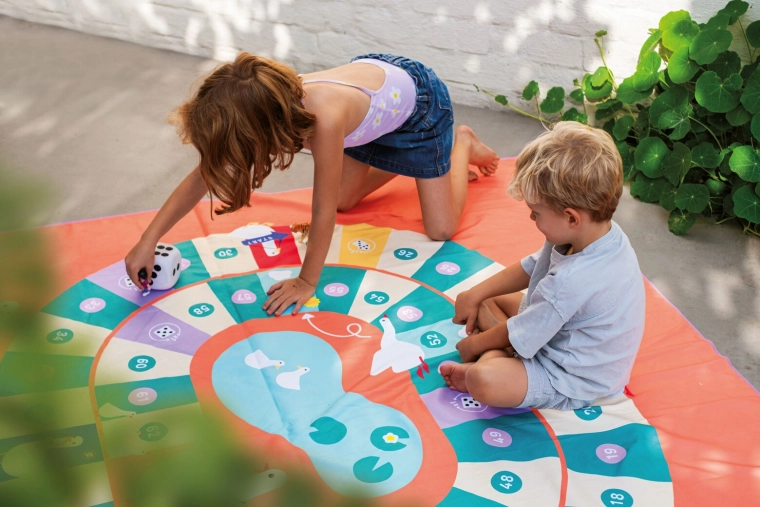 Quut kids' towel and 2-in-1 game Goose XL 180 × 180 cm