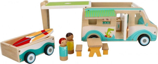 Drveni kamper s prikolicom i dodacima