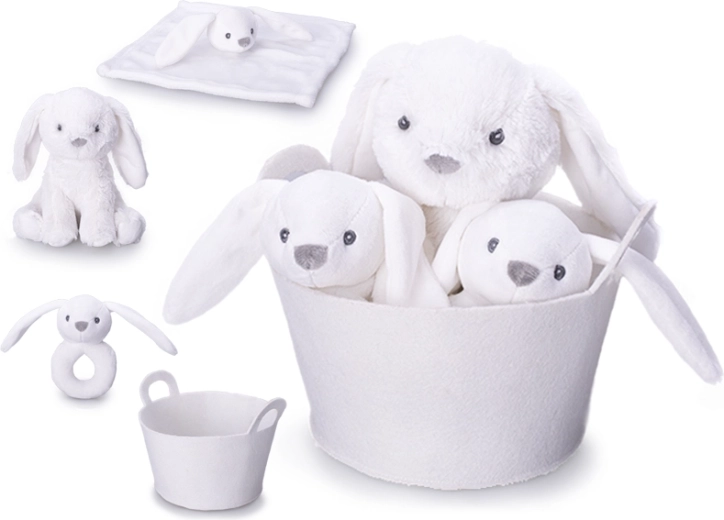 Poklon set za bebu – plišani bijeli zeko 20 cm, zvečkica i tješilica u mekoj košarici