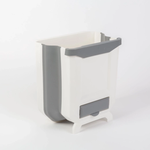 Hanging waste bin for cabinet doors