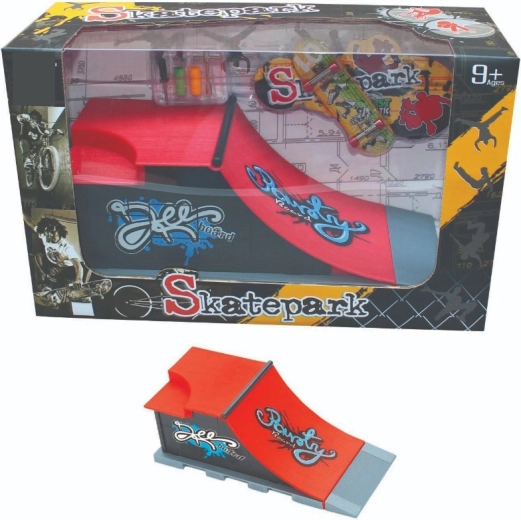 Set skateparka sa kosom rampom, railom i fingerboardom