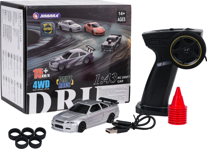 Srebrni RC automobil za drift u mjerilu 1:43 s dodacima
