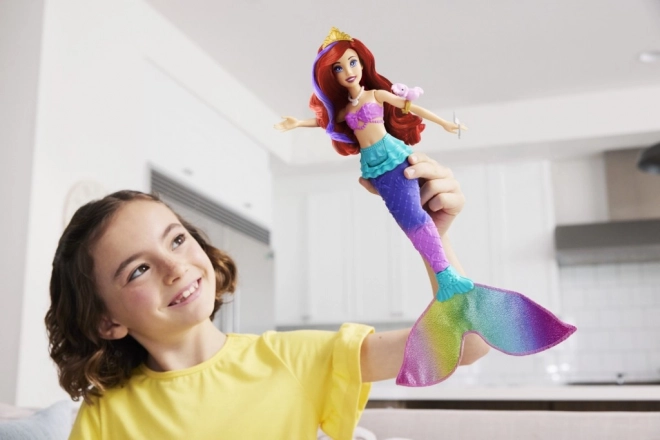 MATTEL Disney Princess lutka Ariel mala sirena pliva, mijenja boju