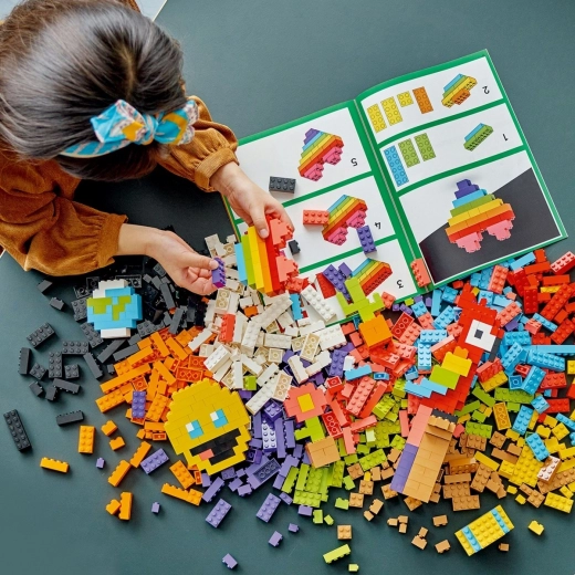 Jednostavne upute u tiskanom obliku i u aplikaciji LEGO Builder