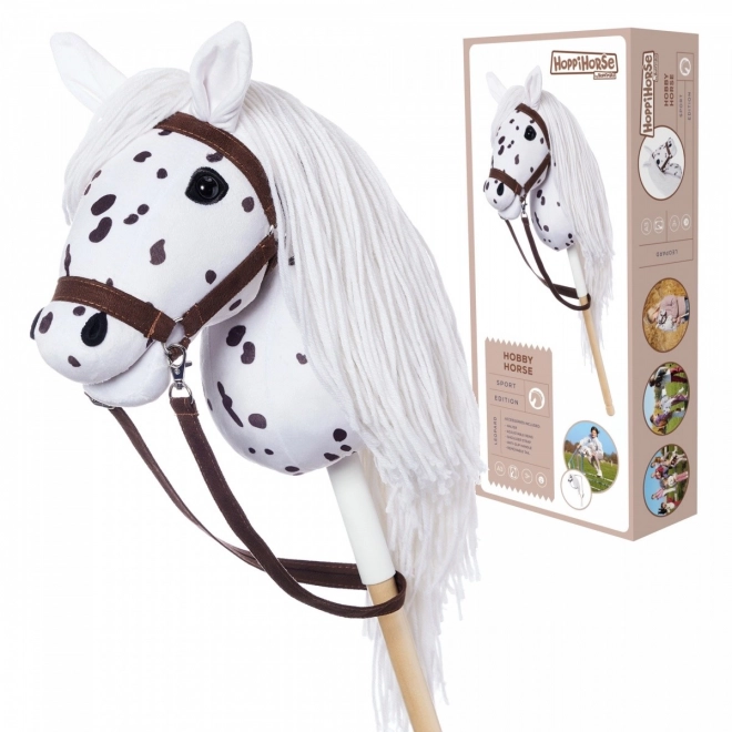 Konjić na štapu Hobby Horse iz kolekcije HOPPIHORSE Sport Edition u boji bijelog leoparda