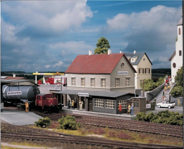 Piko Hobby kolodvor Burgstein H0 – maketa (stavebnica)