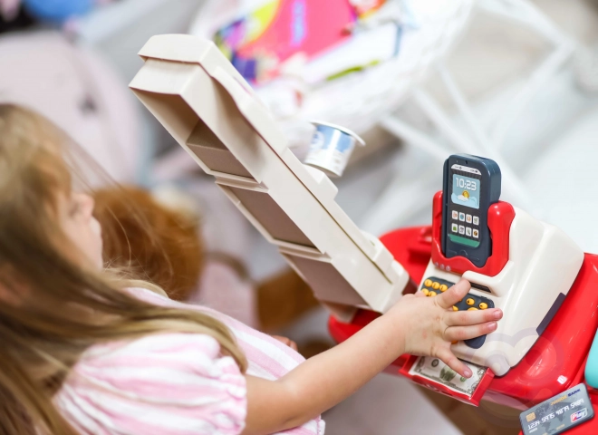 Supermarket s košarom za kupovinu i skenerom