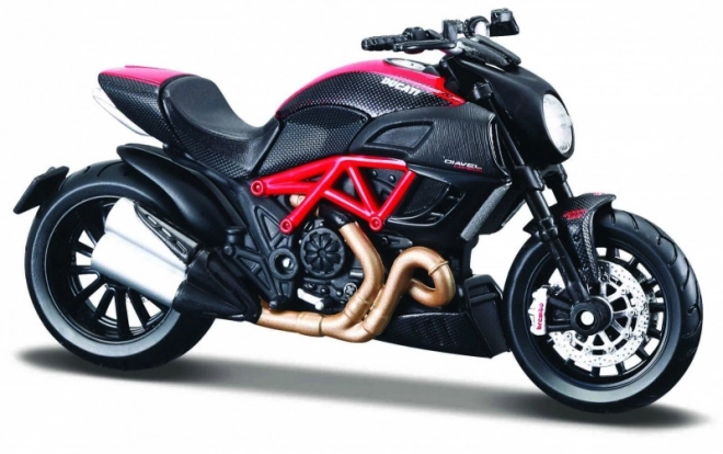 Model Ducati Diavel Carbon s postoljem 1/18
