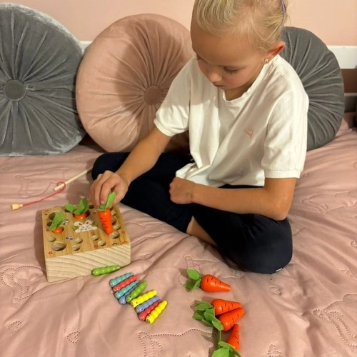 Drvena igra Montessori 2u1 - Vrt s mrkvama za djecu