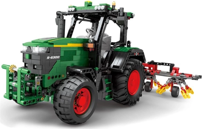 Realističan traktor s drljačama
