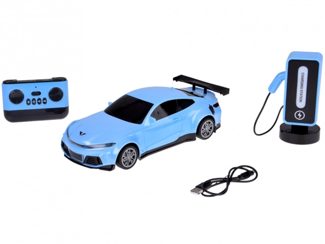 Automobil i punionica s raznobojnom rasvjetom