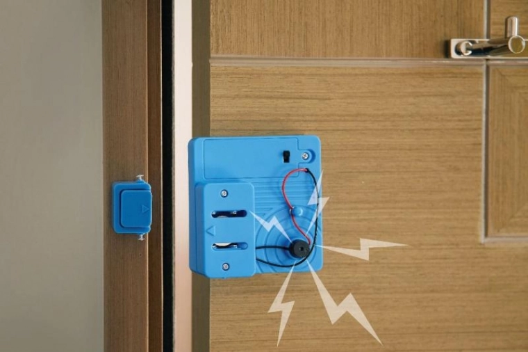 Glasan alarm pri otvaranju vrata