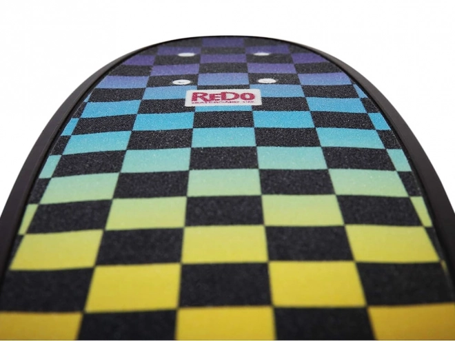 Šareni retro pennyboard s uzorkom šahovnice
