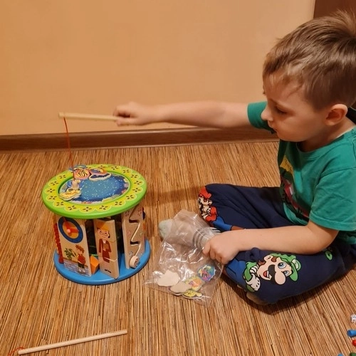 Drvena kocka s igrama za djecu