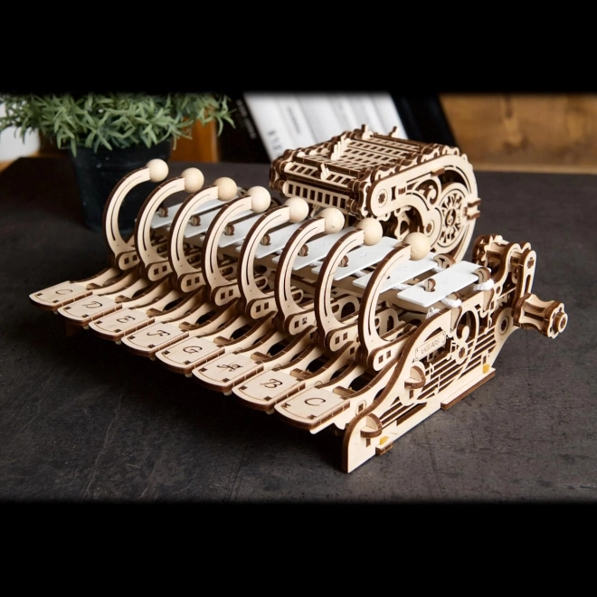 Ugears drveni mehanički model glazbenog instrumenta Celesta