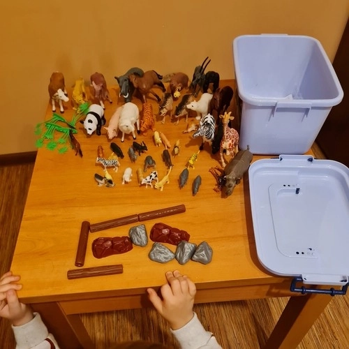 Figura životinja s kovčegom