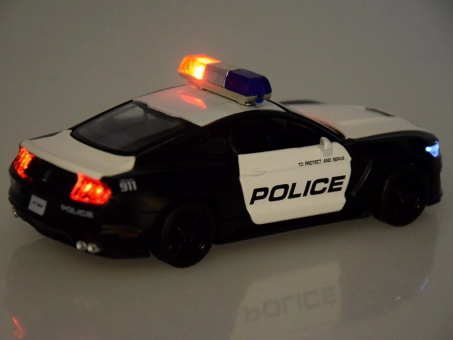 Metalni policijski auto Ford Shelby GT350 u mjerilu 1:32 s efektima svjetlosnih signala