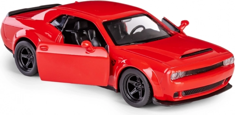 Otvarajuća vrata i detaljna unutrašnjost