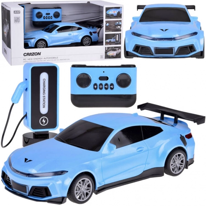 Automobil i punionica s raznobojnom rasvjetom