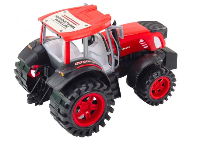 Veliki traktor s prikolicom i balama sijena