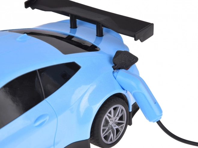 Automobil i punionica s raznobojnom rasvjetom