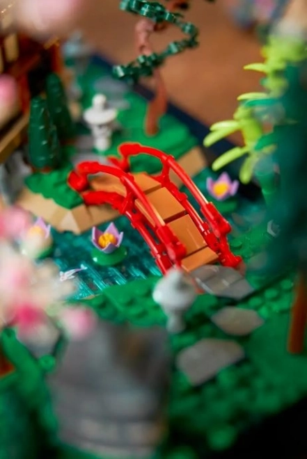 LEGO Icons Mirni vrt