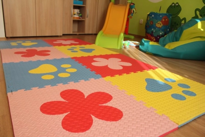 Pjenasti dječji tepih s plavim i žutim šapicama