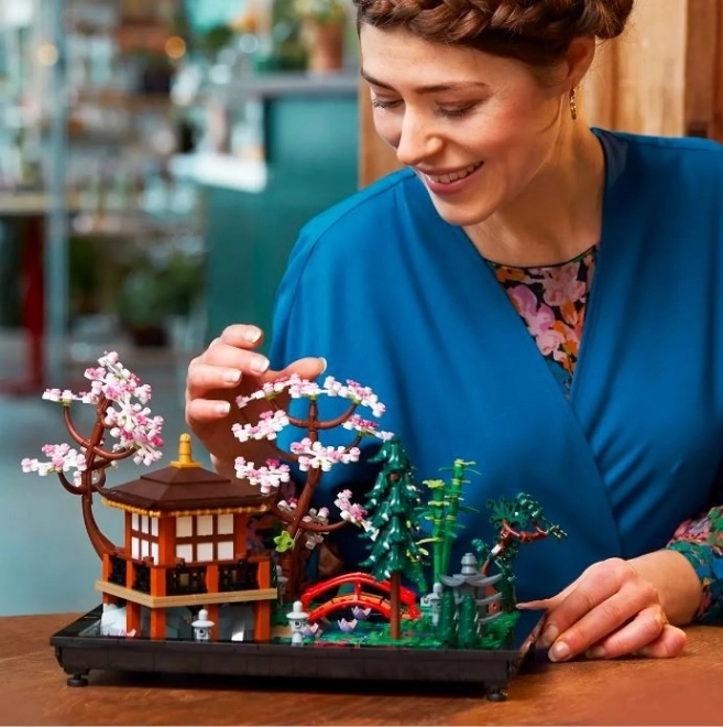 LEGO Icons Mirni vrt