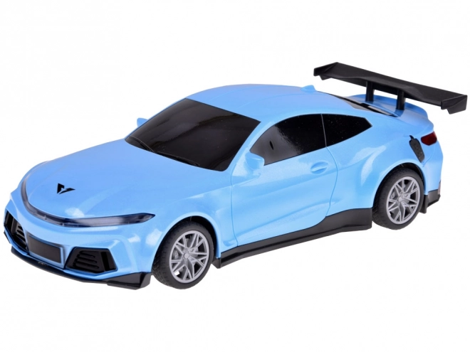 Automobil i punionica s raznobojnom rasvjetom
