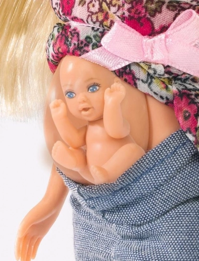 Otvarajući trbuh i beba unutra