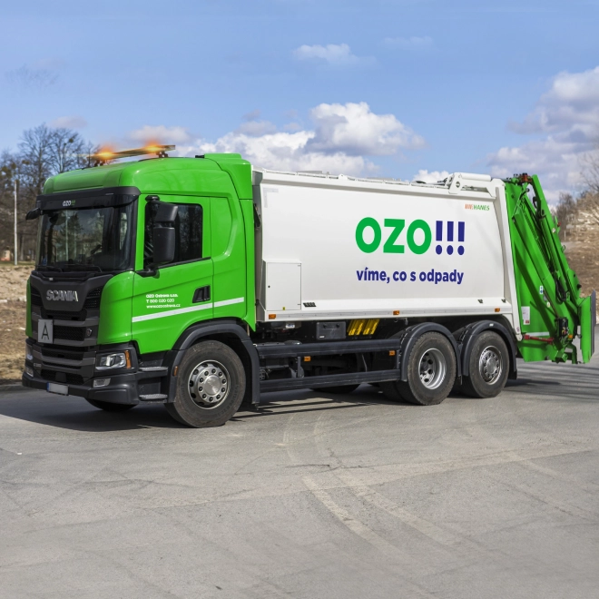 Smetlarski kamion s logom OZO