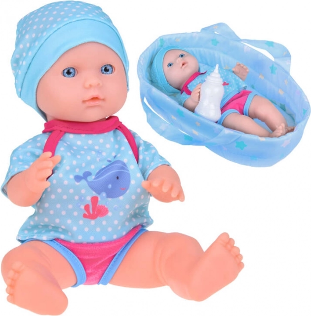 Lutka u nosiljci YaYa Baby pije i piški