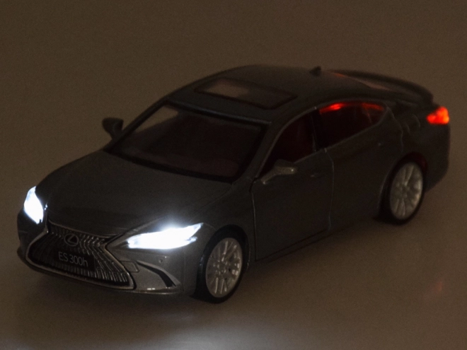 Model automobila Lexus ES300h 1:35 s osvjetljenjem i zvukom