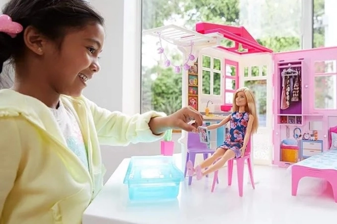 Barbie kućica za lutke s priborom i lutkom GWY84