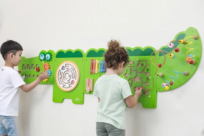 Drveni zidni montessori panel - krokodil