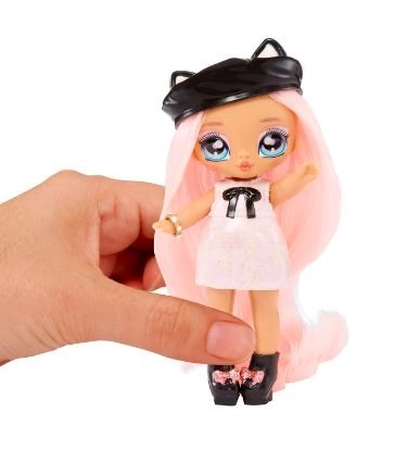 Preslatka mini lutkica spremna za igru