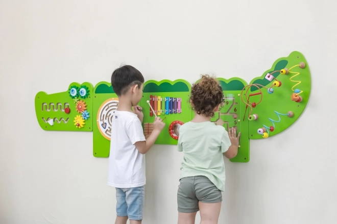 Drveni zidni montessori panel - krokodil