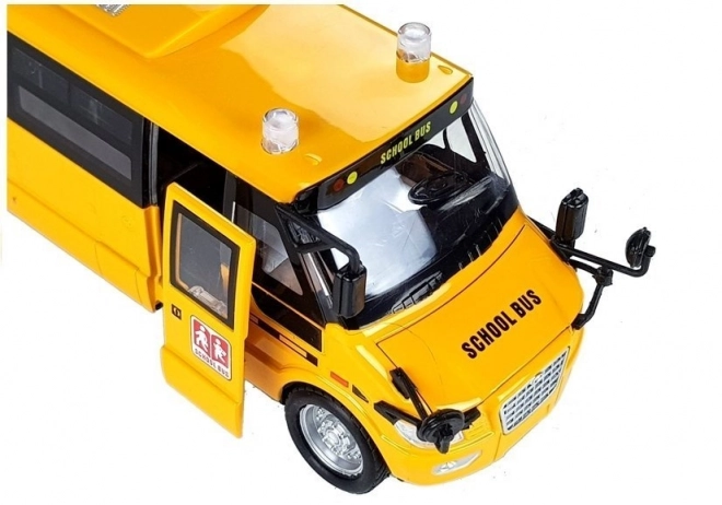 Metalni školski autobus s nategnutim motorom
