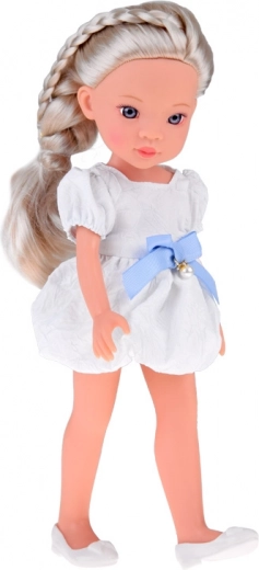 Elegantna odjevna kombinacija s bisernim detaljem