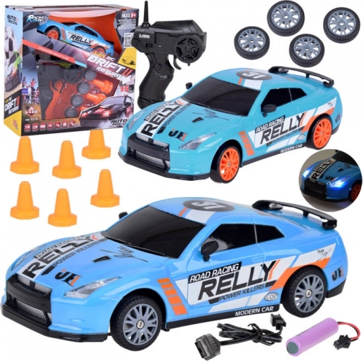 RC driftovski auto s daljinskim upravljačem 1:24 s čunjevima i zamjenskim kotačima